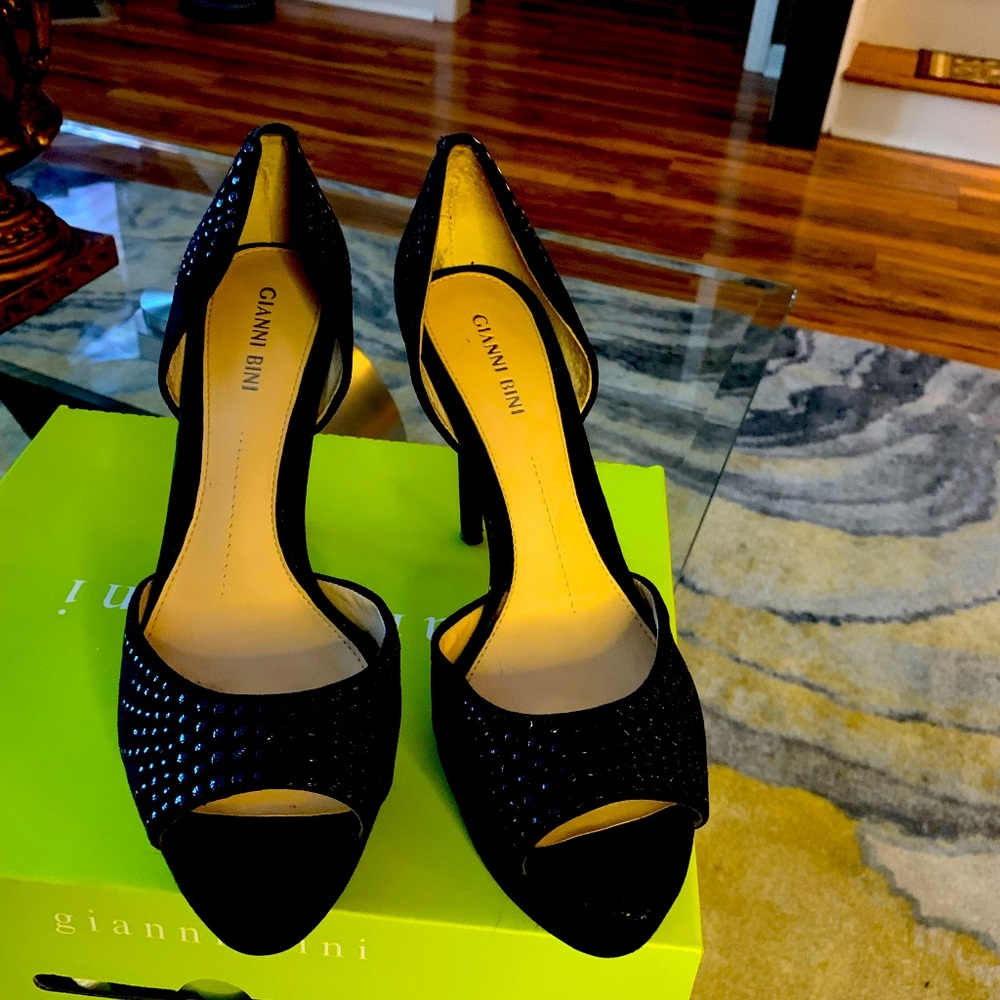 Women shoes size 9M. 4” heels; very comfy but surgery won’t allow me to wear.
